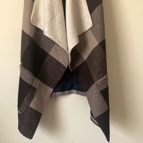 Paper Crane Plaid Sherpa Vest - Picture 5 of 16